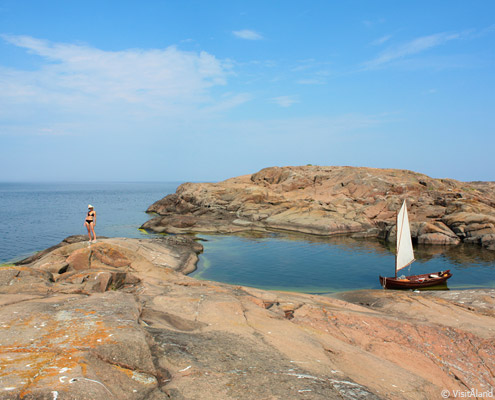 viaje a finlandia suecia islas åland barquito con vela y verano