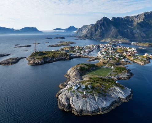 Vista aérea del pueblo de Henningsvær con islas, montañas y mar en las islas Lofoten, Noruega