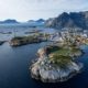 Vista aérea del pueblo de Henningsvær con islas, montañas y mar en las islas Lofoten, Noruega