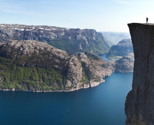 Vista del Preikestolen sobre el Lysefjord con acantilados y aguas profundas en Noruega