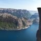 Vista del Preikestolen sobre el Lysefjord con acantilados y aguas profundas en Noruega