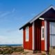 Casa tradicional sueca roja frente al mar en la costa de Bohuslän, Suecia