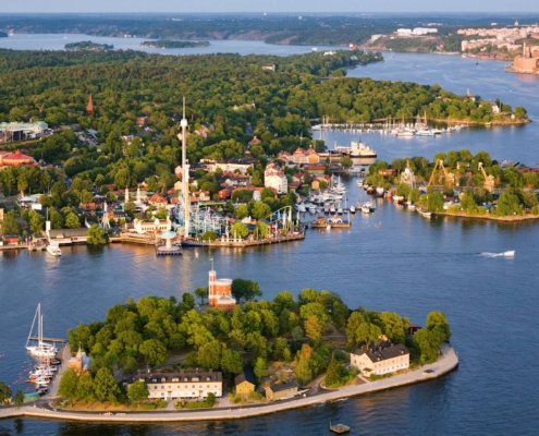 Paisaje marítimo del archipiélago de Estocolmo con la animada Isla de Sandhamn rodeada de naturaleza y estilo