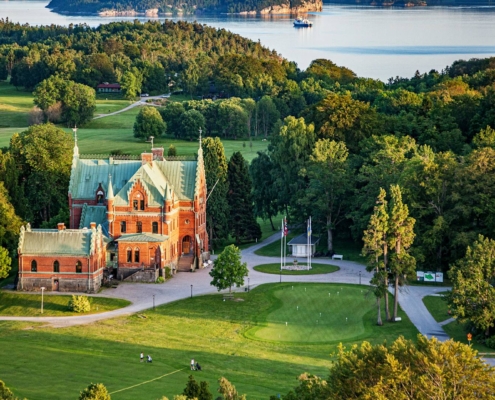 Castillo de Torreby junto a un lago rodeado de jardines y paisaje verde en Suecia