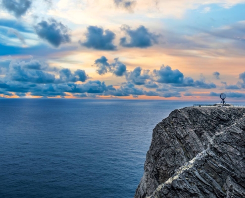 Acantilados sobre el océano con cielo parcialmente nublado cerca de Cabo Norte, Noruega