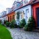 Callejón de casas de colores en Aarhus con bicicletas y ambiente nórdico