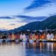 Vista panorámica de Bergen con Bryggen iluminado y montañas de fondo, imagen del viaje Capitales Escandinavas y Fiordos
