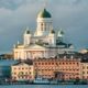 Catedral de Helsinki iluminada al atardecer vista desde el puerto con edificios históricos