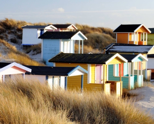 Casas de madera pintadas en tonos vivos junto a la costa sur de Suecia
