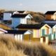 Casas de madera pintadas en tonos vivos junto a la costa sur de Suecia