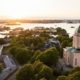 Vista aérea de Suomenlinna con islas verdes, fortificaciones y agua tranquila al atardecer en Helsinki