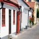 Calle empedrada con arquitectura histórica en la isla de Gotland, Suecia