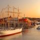 Vista del archipiélago de Gotemburgo con embarcaciones y la ciudad iluminada por la puesta de sol