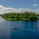 Lago Saimaa rodeado de bosque verde con pequeñas islas y agua calmada en Finlandia