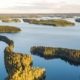Lago rodeado de islas y bosque boreal con agua en calma en Finlandia