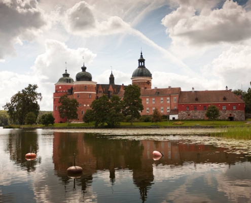 Reflejo del castillo de Gripsholm sobre el agua en entorno lacustre de Suecia