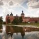Reflejo del castillo de Gripsholm sobre el agua en entorno lacustre de Suecia