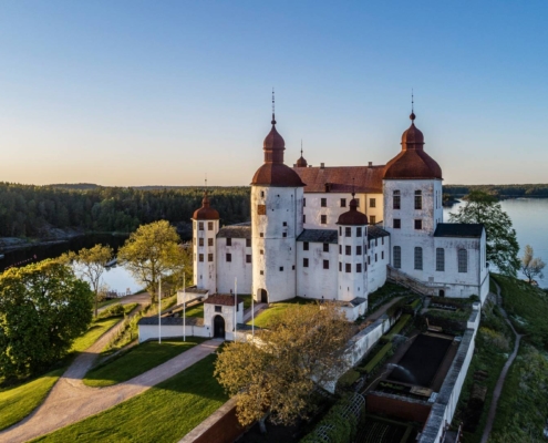 Castillo de Läckö junto a un lago rodeado de paisaje natural en el sur de Suecia