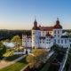 Castillo de Läckö junto a un lago rodeado de paisaje natural en el sur de Suecia
