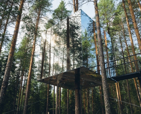 Cabaña del Treehotel integrada entre pinos en entorno forestal de Laponia Sueca