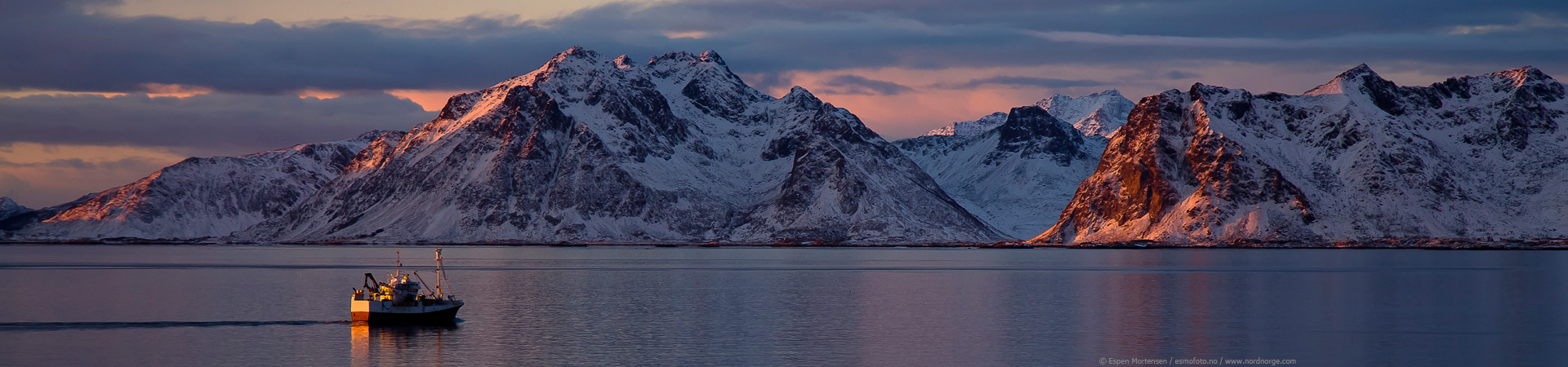 viaje a noruega islas lofoten Henningsvear puesta de sol montañas nevadas