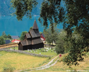 noruega-fiordos-urnes-stave-church-luster-in-Sogn