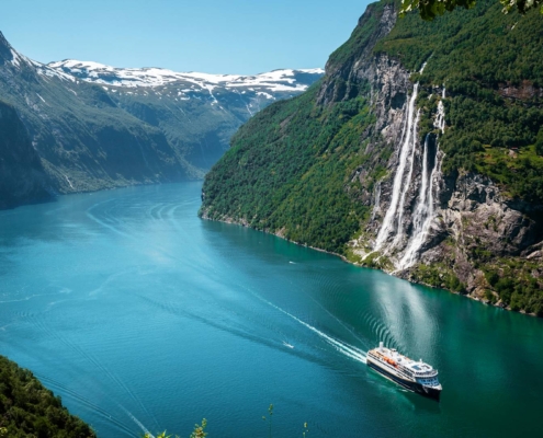 Crucero navegando por el fiordo de Geiranger junto a la cascada de las Siete Hermanas, Noruega