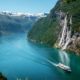 Crucero navegando por el fiordo de Geiranger junto a la cascada de las Siete Hermanas, Noruega