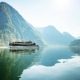 Barco eléctrico navegando por el Nærøyfjord entre montañas y aguas tranquilas, Noruega