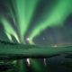 Auroras boreales sobre paisaje nevado nocturno en Islandia