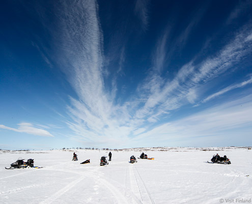 viaje a laponia finlandia pesca hielo safari en motos de nieve