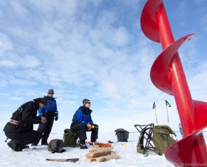 viaje a laponia finlandia pesca en hielo
