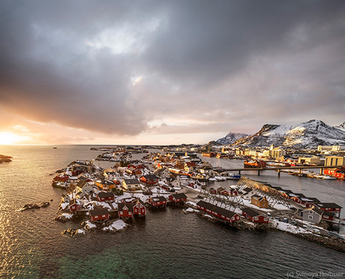 Antiguas cabañas de pescadores rorbu en Svinøya, Islas Lofoten