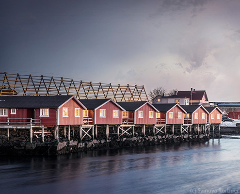 Cabañas rorbu en Svinøya, arquitectura tradicional de pescadores en las Islas Lofoten