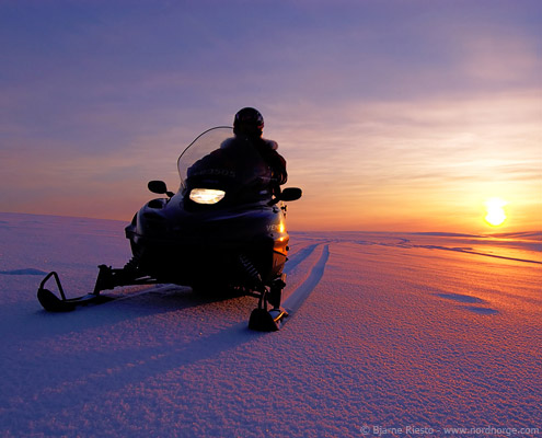 viaje a noruega karasjok safari en moto de nieve motonieve