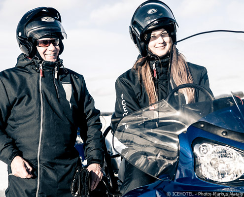 viaje a laponia suecia ICEHOTEL safari en motos de nieve