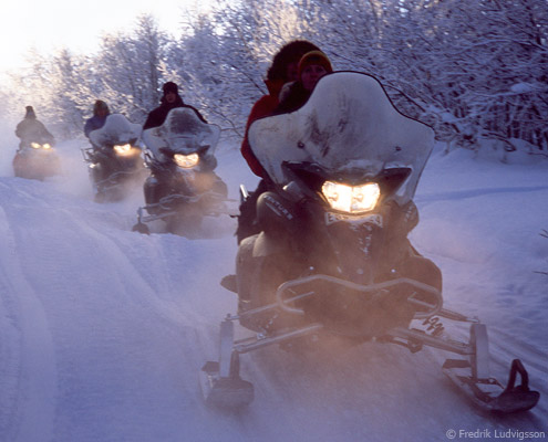viaje a laponia moto de nieve motonieve