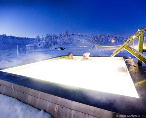 viaje a laponia suecia aurora spa piscina exterior auroras boreales