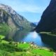 Vista del Nærøyfjord con montañas escarpadas y agua tranquila entre laderas verdes en Noruega