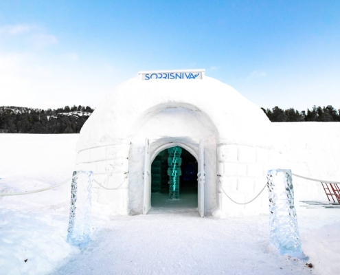 Estructura del Igloo Hotel construida con bloques de hielo en entorno nevado de Alta, Noruega