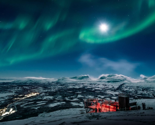 Auroras boreales sobre el observatorio Aurora Sky Station en Abisko, Laponia sueca