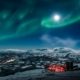Auroras boreales sobre el observatorio Aurora Sky Station en Abisko, Laponia sueca