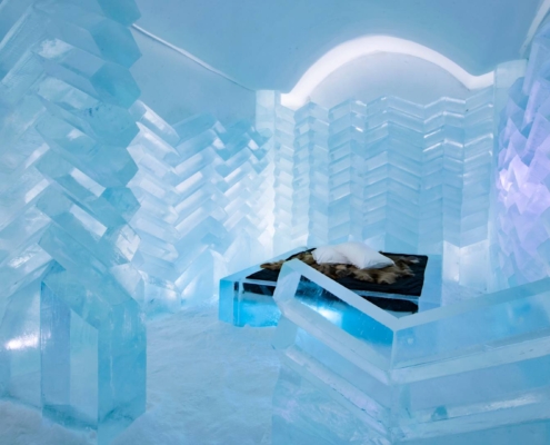 Cama tallada en bloques de hielo dentro de habitación helada del ICEHOTEL en Jukkasjärvi
