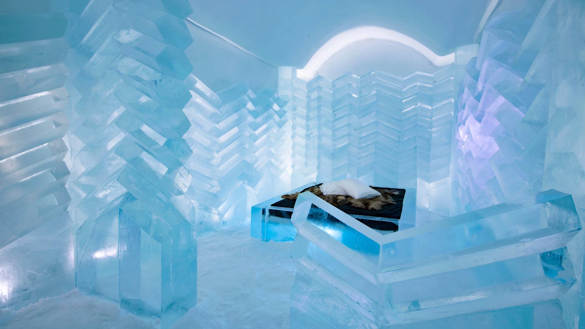Cama tallada en bloques de hielo dentro de habitación helada del ICEHOTEL en Jukkasjärvi