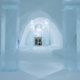 Pasillo interior del ICEHOTEL con esculturas de hielo y lámparas talladas en Kiruna, Suecia