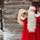 Papá Noel frente a una cabaña de madera en Santa Claus Village, Laponia