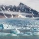 Glaciares y bloques de hielo flotando frente a montañas árticas en Spitsbergen, Svalbard