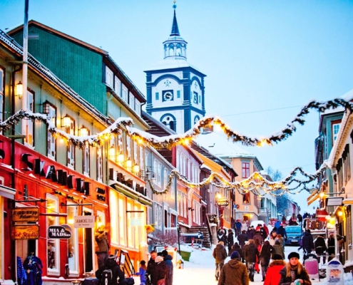Casas tradicionales de madera iluminadas en el centro histórico de Røros, Noruega