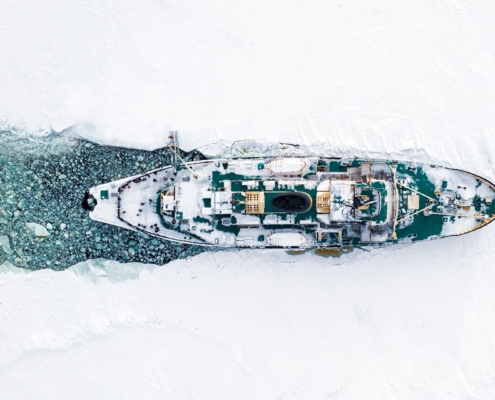 Rompehielos Sampo avanzando entre placas de hielo en el Golfo de Botnia
