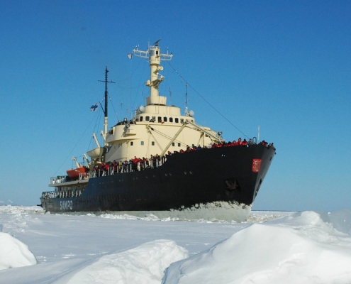 Rompehielos Sampo navegando entre placas de hielo durante el invierno en Laponia